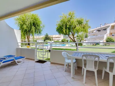 a living room with a couch and a tv at Apartamento JV com 2 quartos e piscina, Vilamoura in Quarteira