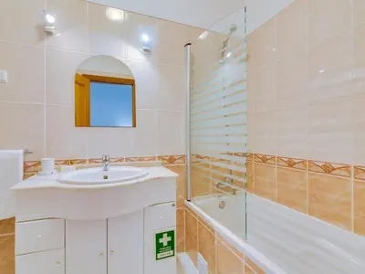 a bathroom with a sink and a shower at Apartamento JV com 2 quartos e piscina, Vilamoura in Quarteira