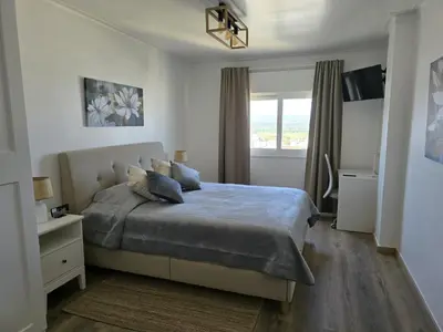 a bedroom with a bed and a window at CityComfort in Faro