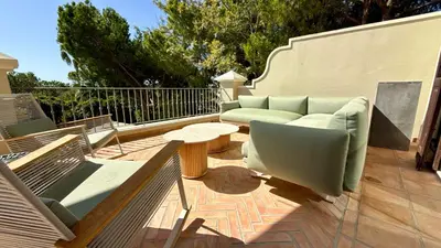 a patio with a couch and a table and chairs at Belinha - PINHEIROS ALTOS in Ludo