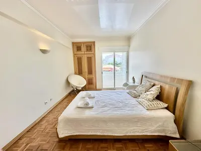 a bedroom with a large bed in a room at Apartamento 10 min da praia in Albufeira