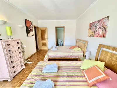 a bedroom with two beds and a dresser at Apartamento 10 min da praia in Albufeira