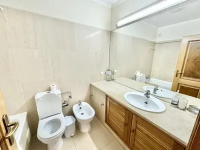 a bathroom with a toilet and a sink at Apartamento 10 min da praia in Albufeira