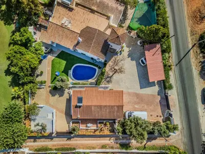 an overhead view of a house with a yard at Quinta Veigas in Medronhal