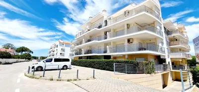 a white truck parked in front of a building at Fantástico T2 Perto da Praia da Falésia, Albufeira in Albufeira