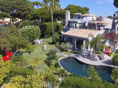an aerial view of a house with a swimming pool at Villa Karolina in Quarteira