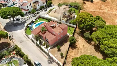 an overhead view of a house with a swimming pool at Vila Paraiso da Maria 5 quartos duas salas, jardim, piscina, varanda com churrasqueira e WIFI in Olhos de Água
