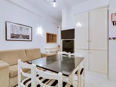 a living room with a table and a couch at Apartamento Mourasuites, T1 moderno em Vilamoura in Quarteira