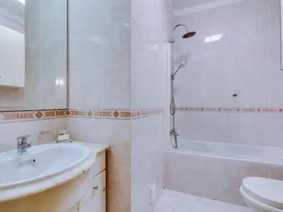 a bathroom with a sink and a shower and a toilet at Apartamento Mourasuites, T1 moderno em Vilamoura in Quarteira