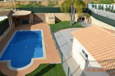 an overhead view of a swimming pool next to a house at Magnifique Villa à 10min de la mer in Faro