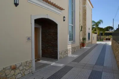 a building with an archway on the side of it at Magnifique Villa à 10min de la mer in Faro