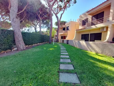 a walkway in the grass next to a building at Cimo do Monte Natur by SAPvillas in Vilamoura