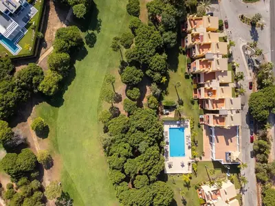 an overhead view of a yard with houses and trees at Vila Sol F5 Vilamoura 2BR by Enjoy your stay in Quarteira