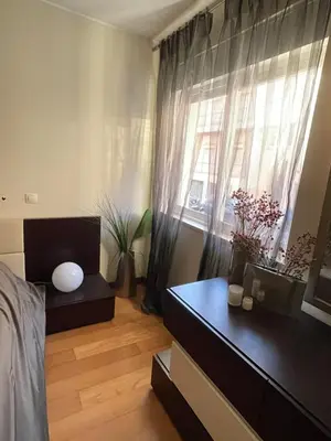 a bedroom with a bed and a window at City Dreams in Faro