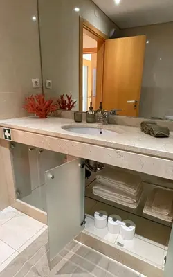 a bathroom with a sink and a mirror at City Dreams in Faro