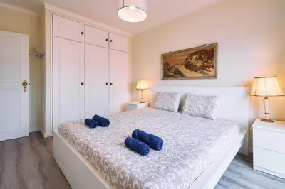 a bedroom with a bed with blue pillows on it at Casa Sauchi mit Gemeinschaftspool - Neu renoviert in Albufeira