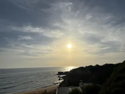 a sun setting over the ocean on a beach at Casa Sauchi mit Gemeinschaftspool - Neu renoviert in Albufeira
