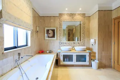 a bathroom with a tub and two sinks in it at Villa Flow