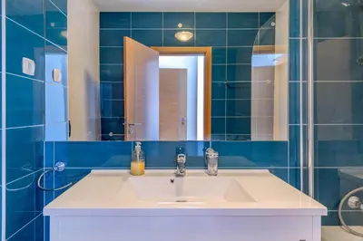 a bathroom with a sink and a mirror at Apartamento Vista Piscina in Guia