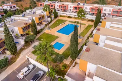 an aerial view of a villa with a swimming pool at Apartamento Vista Piscina in Guia