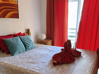a bedroom with a bed with an angel on it at ABF62 confortavel T2 a 2,5km praia Gale in Galé
