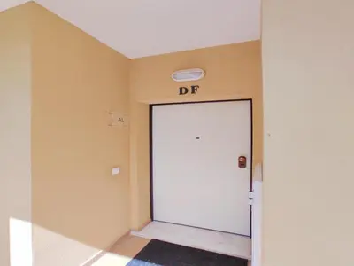 a white door in a room with a sign on it at ABF62 confortavel T2 a 2,5km praia Gale in Galé