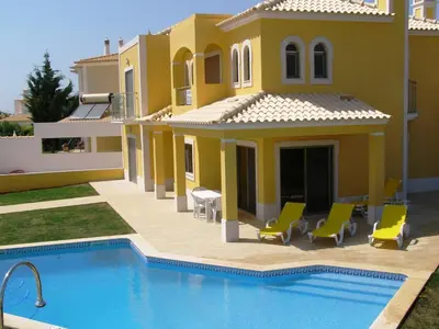 a villa with a swimming pool in front of a house at ABF38, encantadora Villa V4 em lugar sossegado in Guia