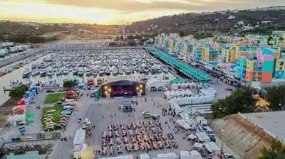 a large parking lot with a large crowd of people at Terras Novas Albufeira in Albufeira