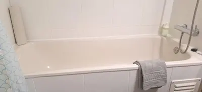 a white bathroom with a sink and a shower at Soleil- Apartamento Central e espaçoso in Albufeira