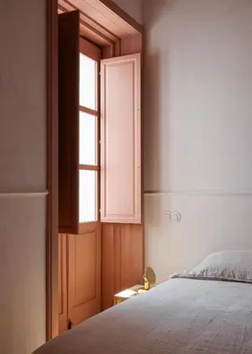a bedroom with a bed and a window at Casa 1923 by MY CHOICE in Faro