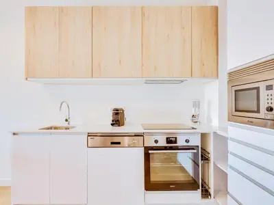 a kitchen with a stove and a microwave at AL - Apartamento Mira Atlantico in Quarteira