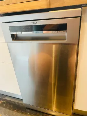 a microwave oven sitting on top of a kitchen counter at Confort à Loulé in Loulé