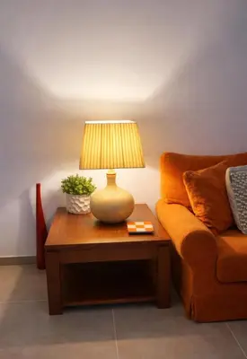 a lamp on a table next to a couch at Casa luz e conforto-Casa 20 in Almancil