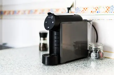 a black microwave sitting on top of a counter at Apartamento Norte by Férias com Sol in Quarteira