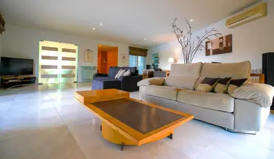 a living room with a couch and a coffee table at Villa Laguna Golf-Frente ao laguna Golf in Vilamoura