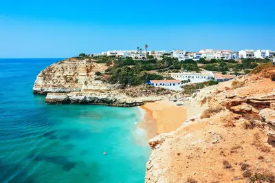a view of a beach with houses on a cliff at Hotel Made inn Faro in Faro