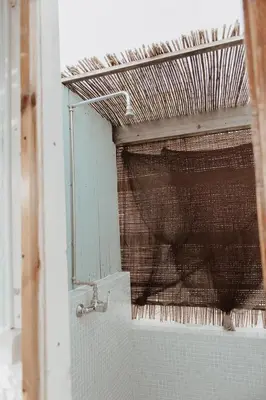 a window in a bathroom with a mirror at Casa da Madalena Backpackers Hostel in Faro