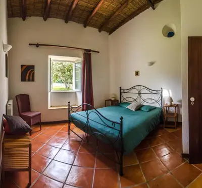 a bedroom with a bed and a window at Quinta Quinze in Boliqueime