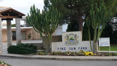 a sign for the entrance to pine sun park at Apartment Calcada in Albufeira
