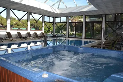 a hot tub in the middle of a swimming pool at Quinta do lago & golf in Quinta do Lago