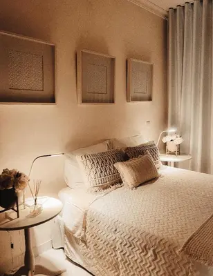 a bedroom with a bed and two tables with flowers at Condominio Cerro da Guia in Guia