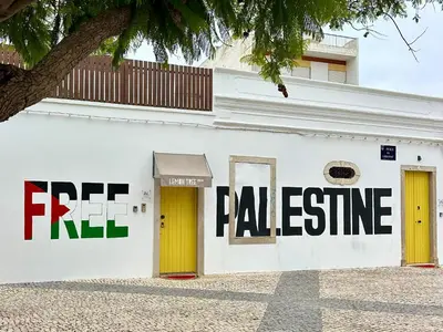 a white building with yellow doors and the wordsfaesthesia at Lemon Tree Stay in Faro
