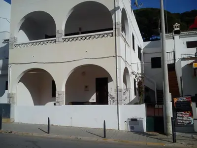 a white building with arches on the side of it at Casa da Guida in Albufeira