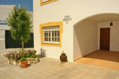 a building with a courtyard with a tree and flowers at Villa V4 com Piscina Privada a 400 metros da Praia in Albufeira