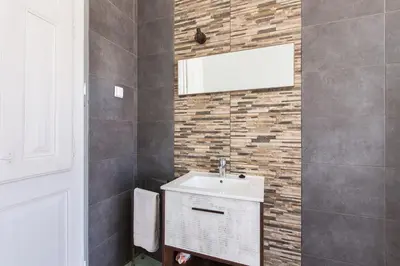 a bathroom with a sink and a mirror at Faro Cosy Guesthouse in Faro