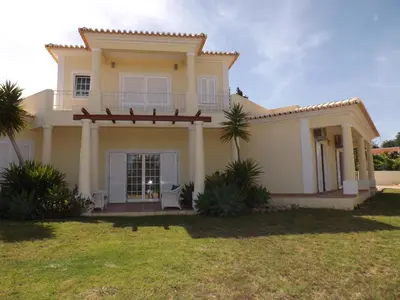 a large villa with a large yard at Villa Estrelamar in Boliqueime