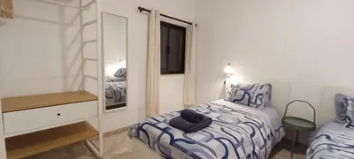 a bedroom with a bed and a mirror at Casa 