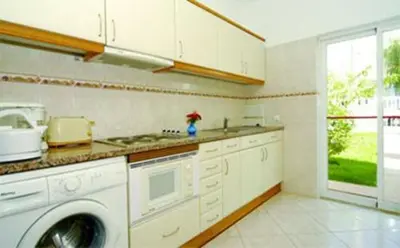 a kitchen with a washer and a washing machine at Villas King's in Albufeira