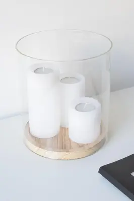 a glass shelf with three rolls of toilet paper at Peneco II in Albufeira