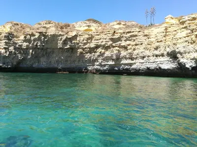 a large body of water next to a rocky cliff at Apartamento Vitismar CA in Guia